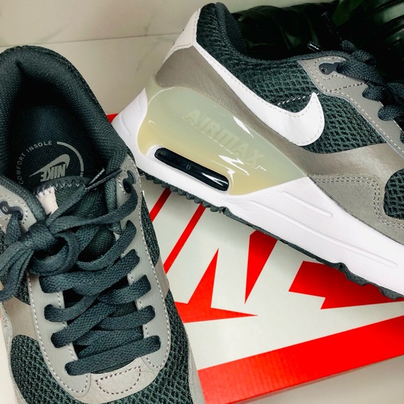 Men’s Nike AirMax - Picture 2 of 7